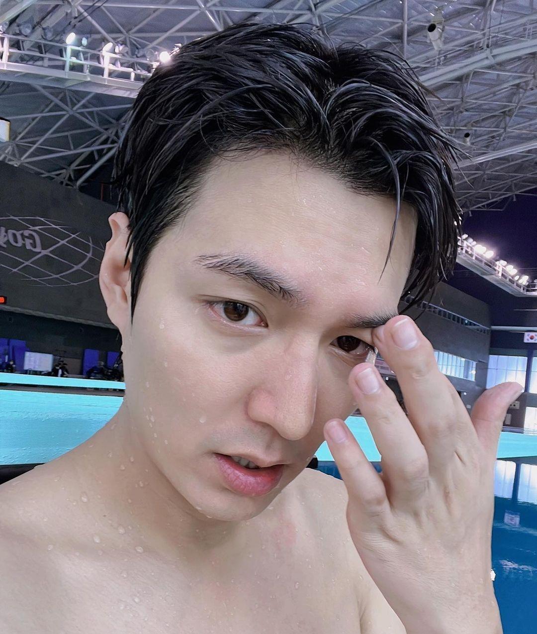 李敏镐更新近况,怼脸自拍颜值忽高忽低,身材被调侃_跳水_动态_腹肌