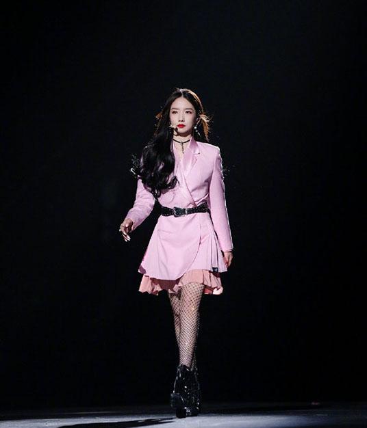 孟美岐重回创造营决赛现场,粉色西装甜酷有型,波浪卷发时髦有范_黑色