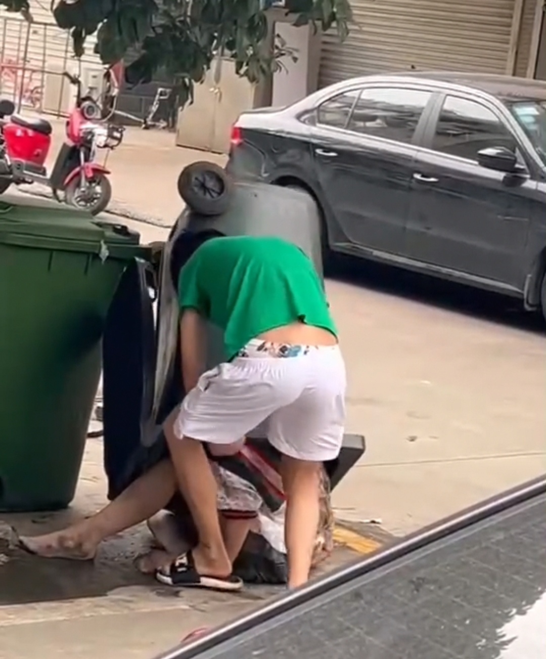 桐乡一男子当街殴打女子把女子往垃圾桶里装自称被女子骗了钱