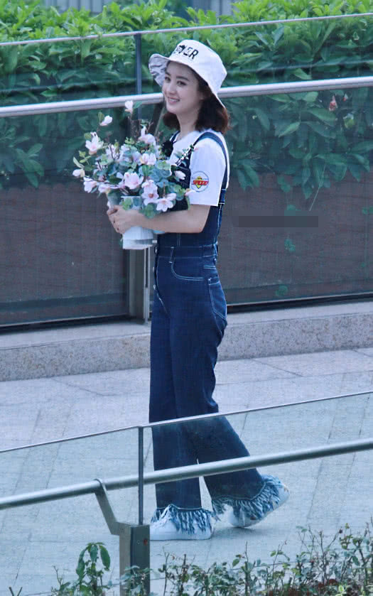 原创赵丽颖真会玩竟把裤腿剪成一条一条的莫不是要实力模仿拖布
