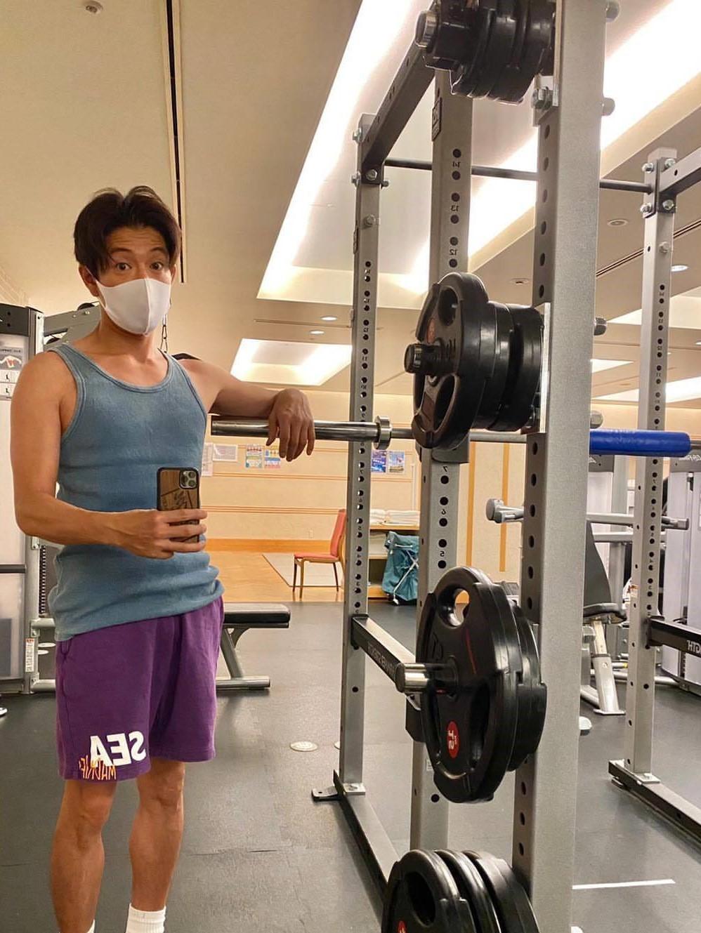 48岁木村拓哉晒健身照,肌肉厚实快撑爆背心,满额头褶子增添时尚魅力