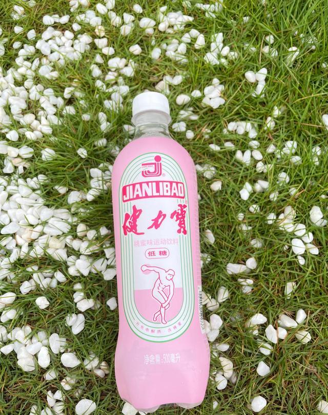 健力宝这款桃蜜味饮料把夏日的甜蜜和清凉一股脑咕嘟了