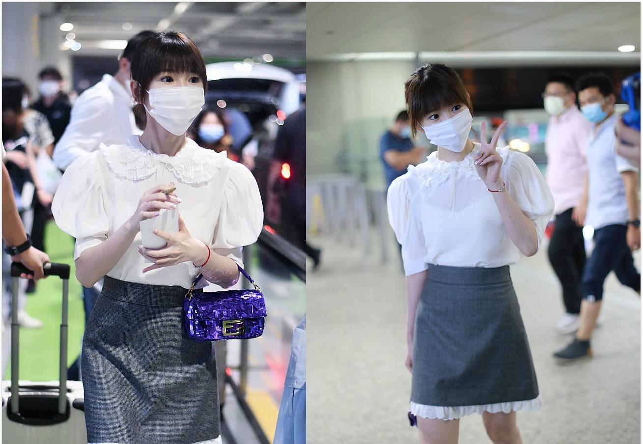 原创毛晓彤混搭玩得真好娃娃领衬衣配紫色亮片包甜美又有贵妇范