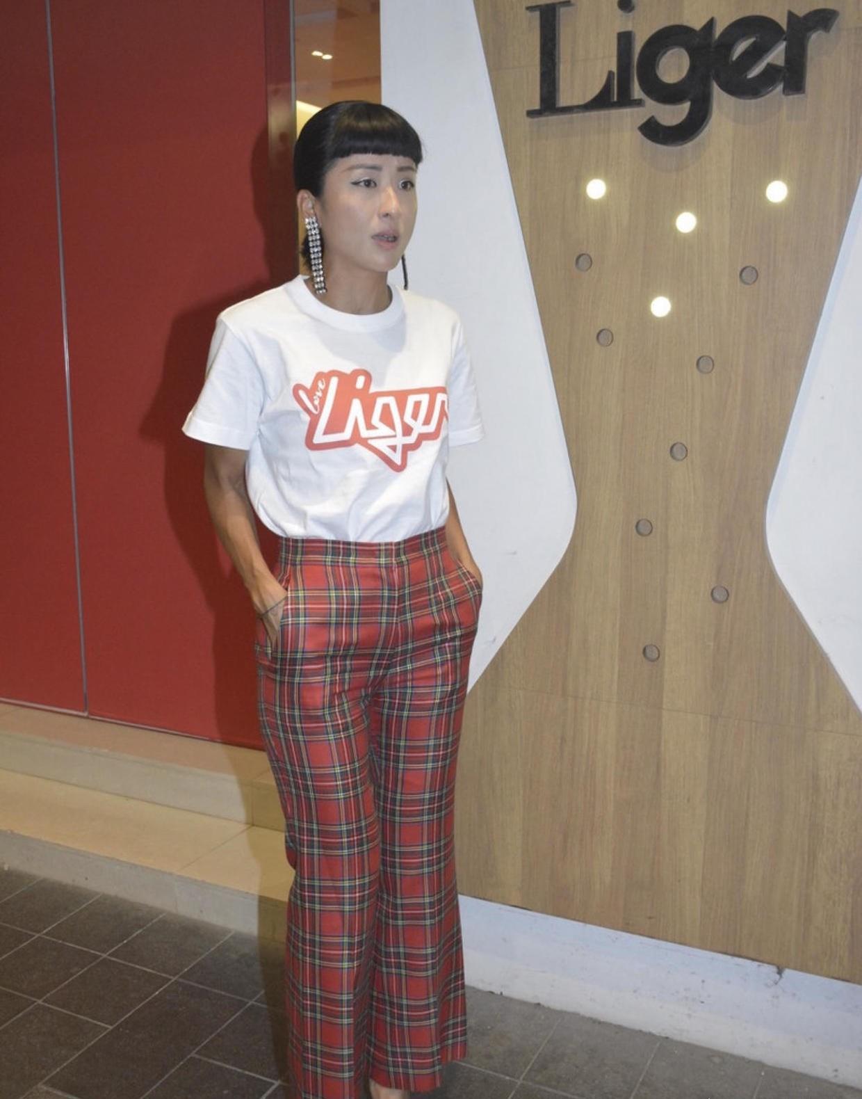 齐刘海的造型能够让徐濠萦看起来非常年轻,像这样的发型通常情况下都