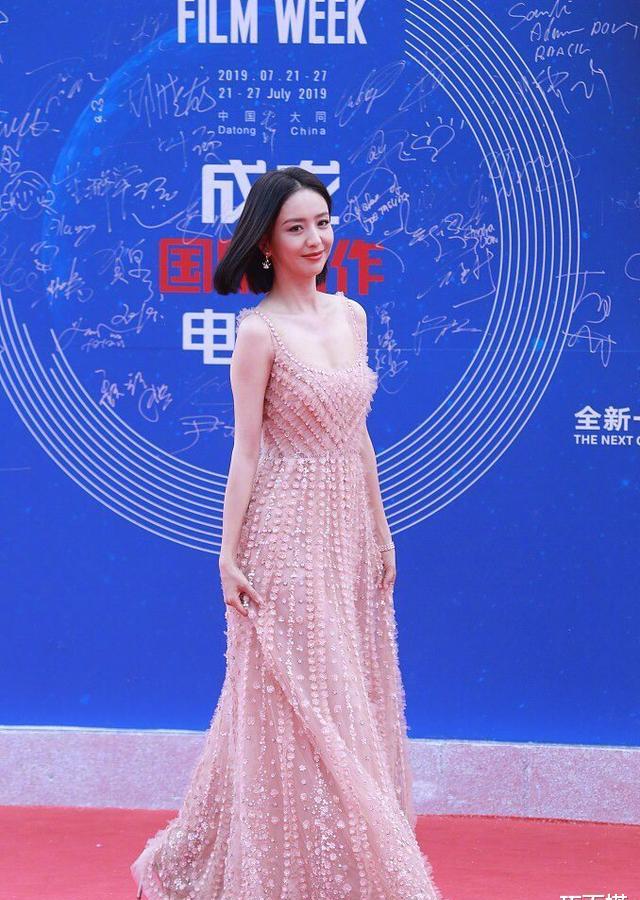 短发佟丽娅美出天际!搭配优雅蓝色露背裙,美得不可方物