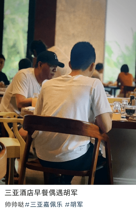 胡军陪家人三亚游玩,13岁康康身材健硕好帅气