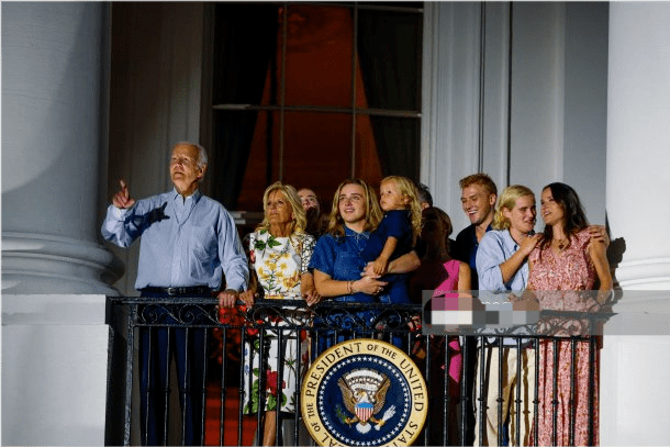 原创拜登全家齐聚美国独立日活动夫人穿花裙孙女比第一千金更惊艳