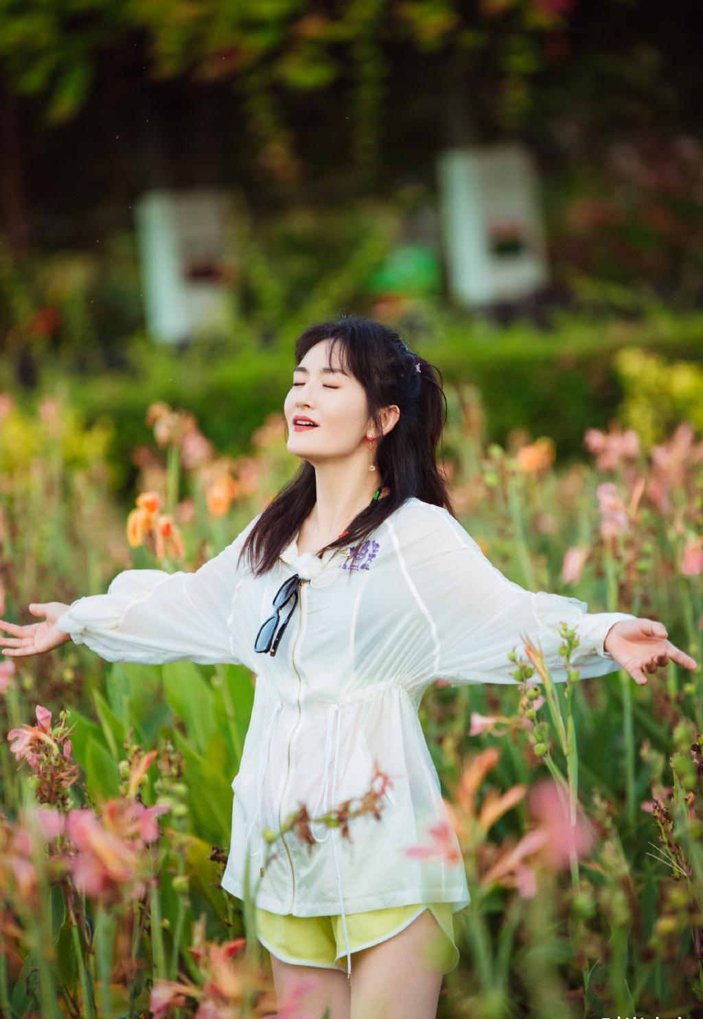 原创谢娜怕是返老还童了穿民族风露肩裙出镜扎小辫子甜美减龄