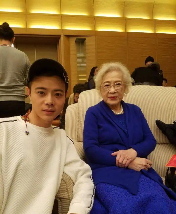 秦怡的优雅真自然,"睡衣裙"穿出名媛范,98岁不扮俏很有底气_气质_气色