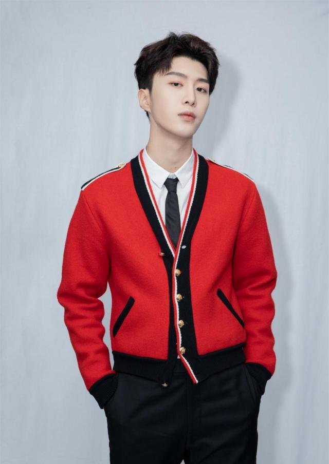 范丞丞挑战舒缓情歌《雨爱》,原来这个少年的情歌也唱得这么好!