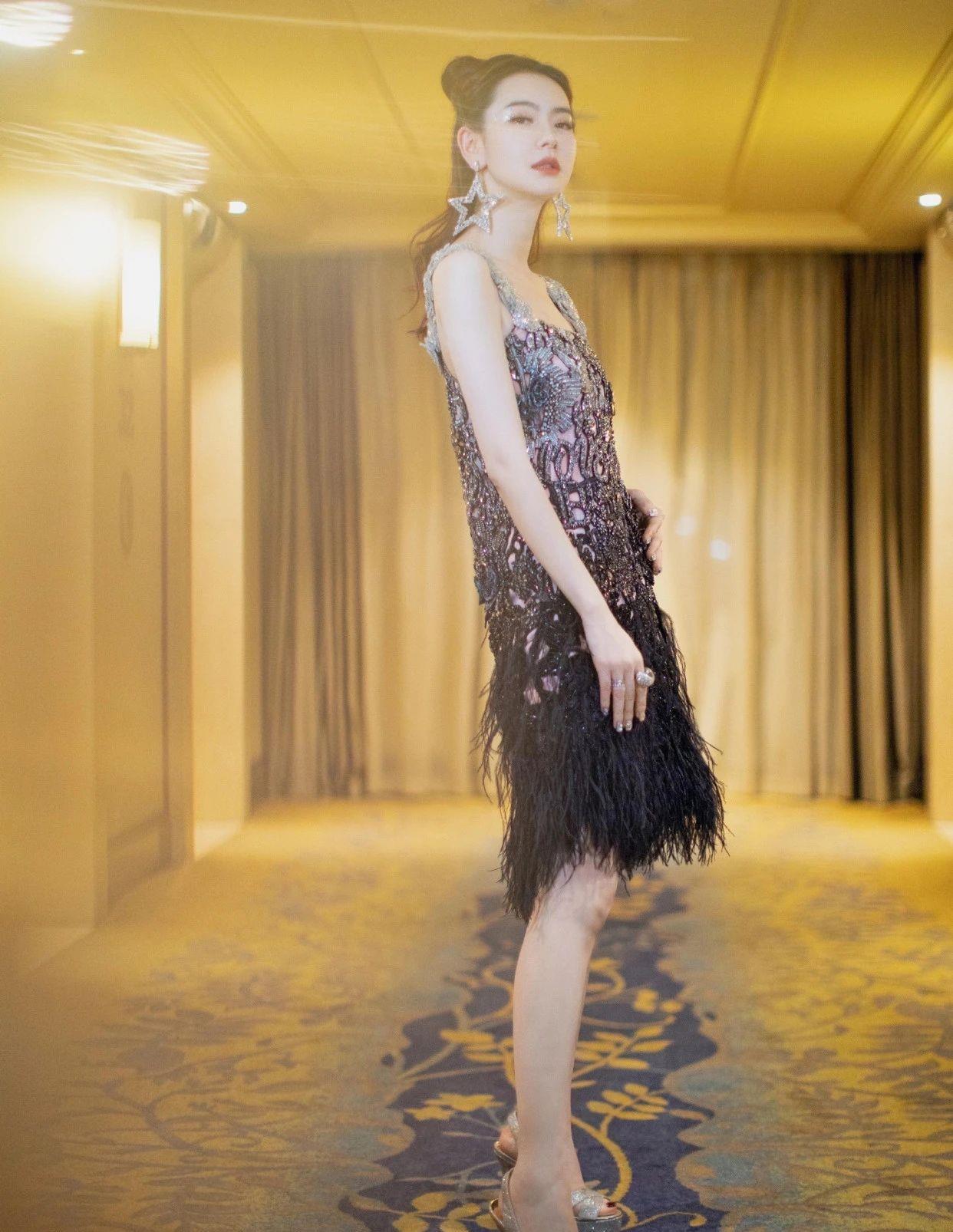 戚薇解锁新穿搭白色t恤搭时尚长裙清爽高级真的太撩了