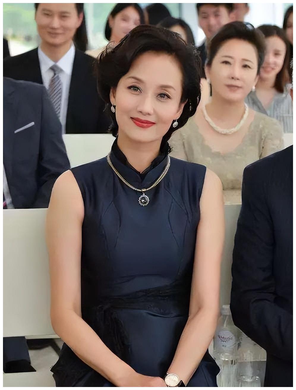 50岁后风韵犹存的女星,我只服这4位,穿衣高雅大方,贵气显著_气质_潘虹