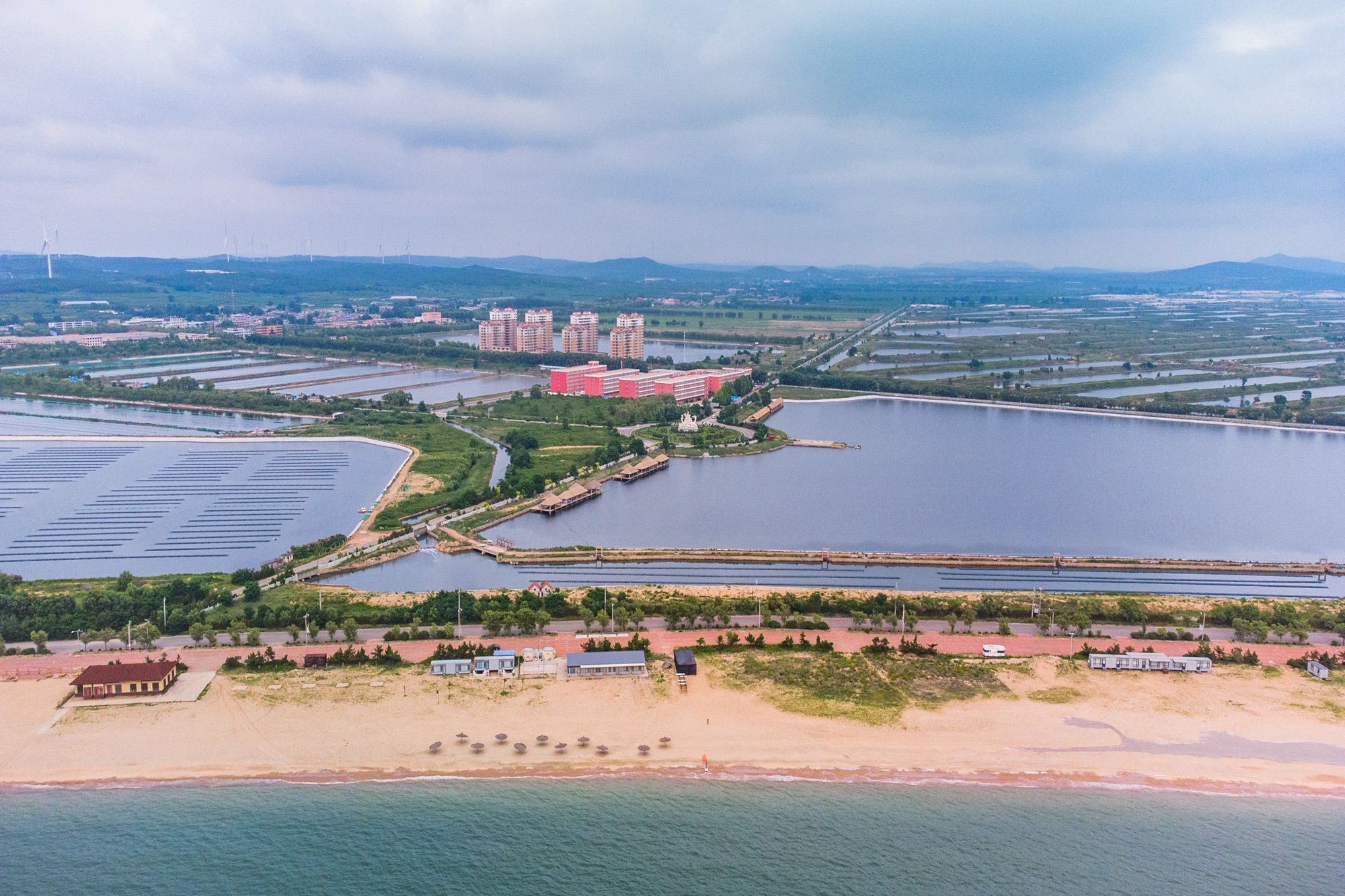 大连仙浴湾海滨度假区,环境优美,空气清新,是旅游休闲的好去处_沙滩
