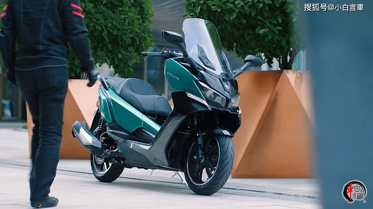 赛科龙官方线上发布了两款新车,其中一款中排量踏板rt3s,借用股市的