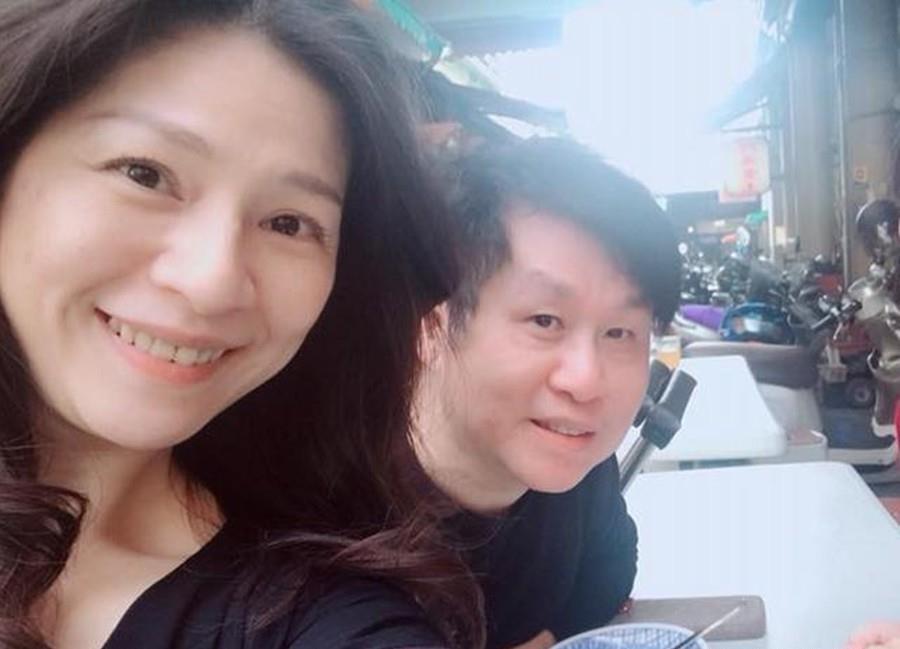 62岁郑智化,瘫坐轮椅,妻子和22岁女儿露面,时尚美貌娇俏如花