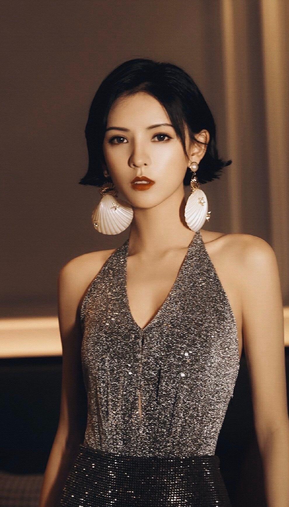双丸子头搭配黑色旗袍,张予曦的身材真有料,前凸后翘气质十足_女性