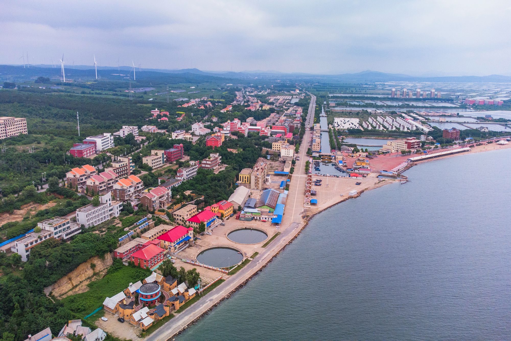 大连仙浴湾海滨度假区,环境优美,空气清新,是旅游休闲的好去处_沙滩