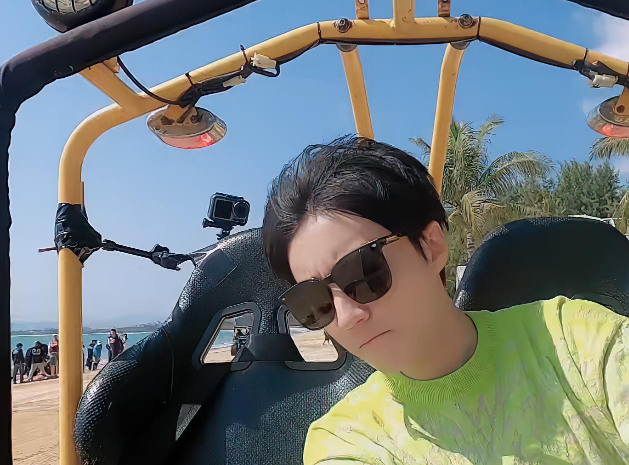 原创王俊凯在沙滩上飙车一字发际线太抢镜网友你才21岁啊