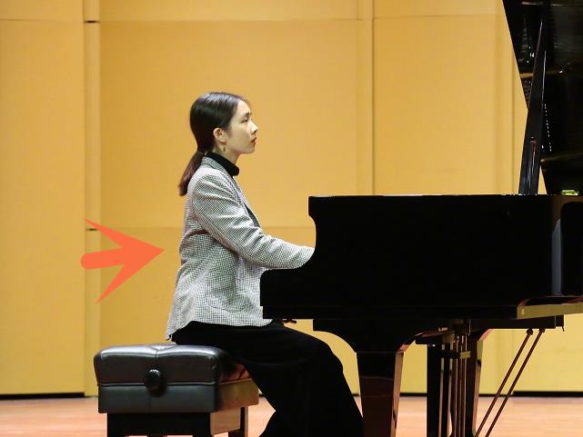 黄磊曝光多多钢琴比赛照不料却被坐姿抢镜说家教不好的站出来