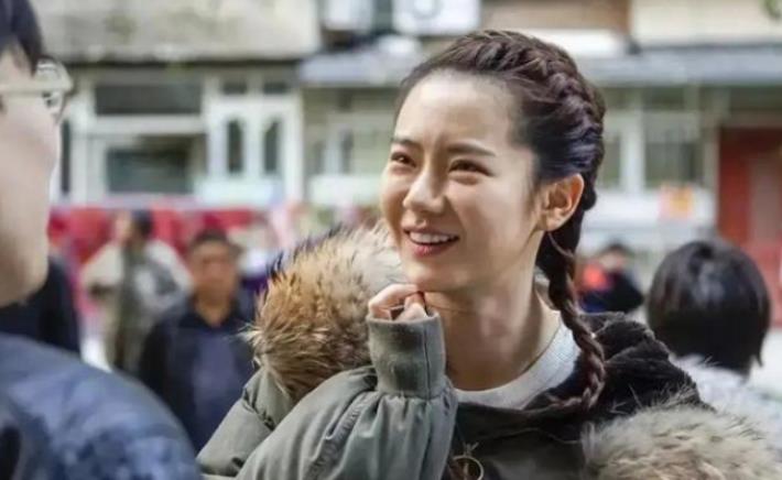 原创戚薇路拍生图曝光素颜老态面部浮肿双眼皮痕迹让人诧异