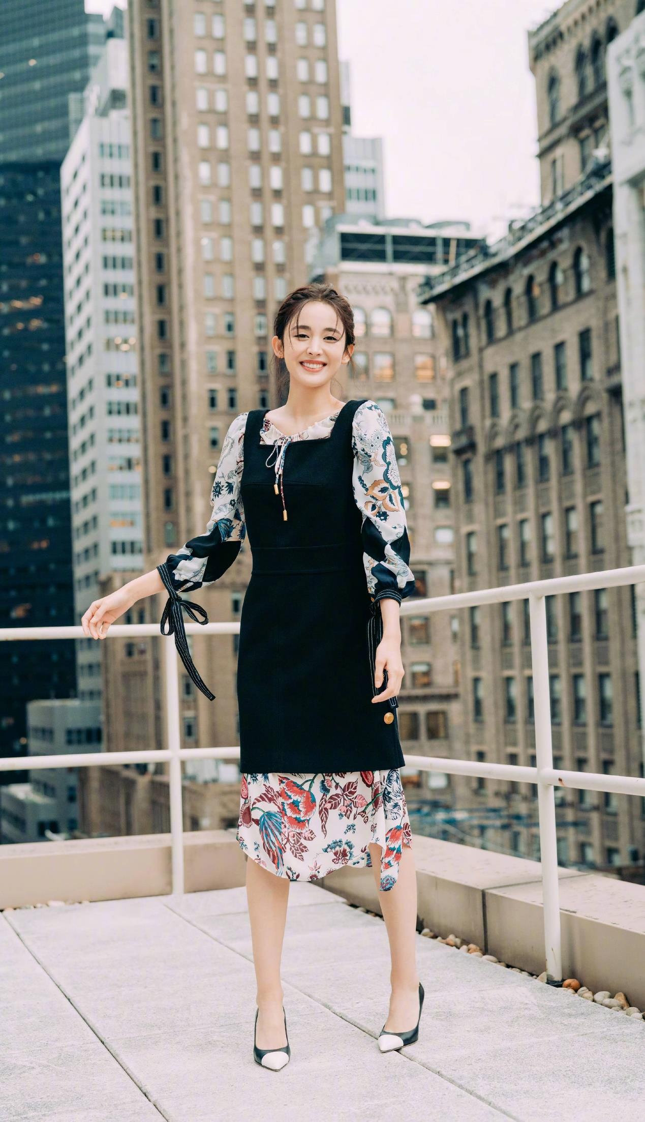 52岁的孟广美真"冻龄"!穿黑裙大秀时尚身材,对比老公像是隔辈人