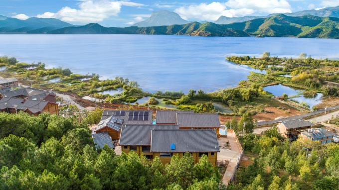 云南泸沽湖前湖月遥全湖景度假酒店民宿,半山上"人间天堂",泸沽湖尽收