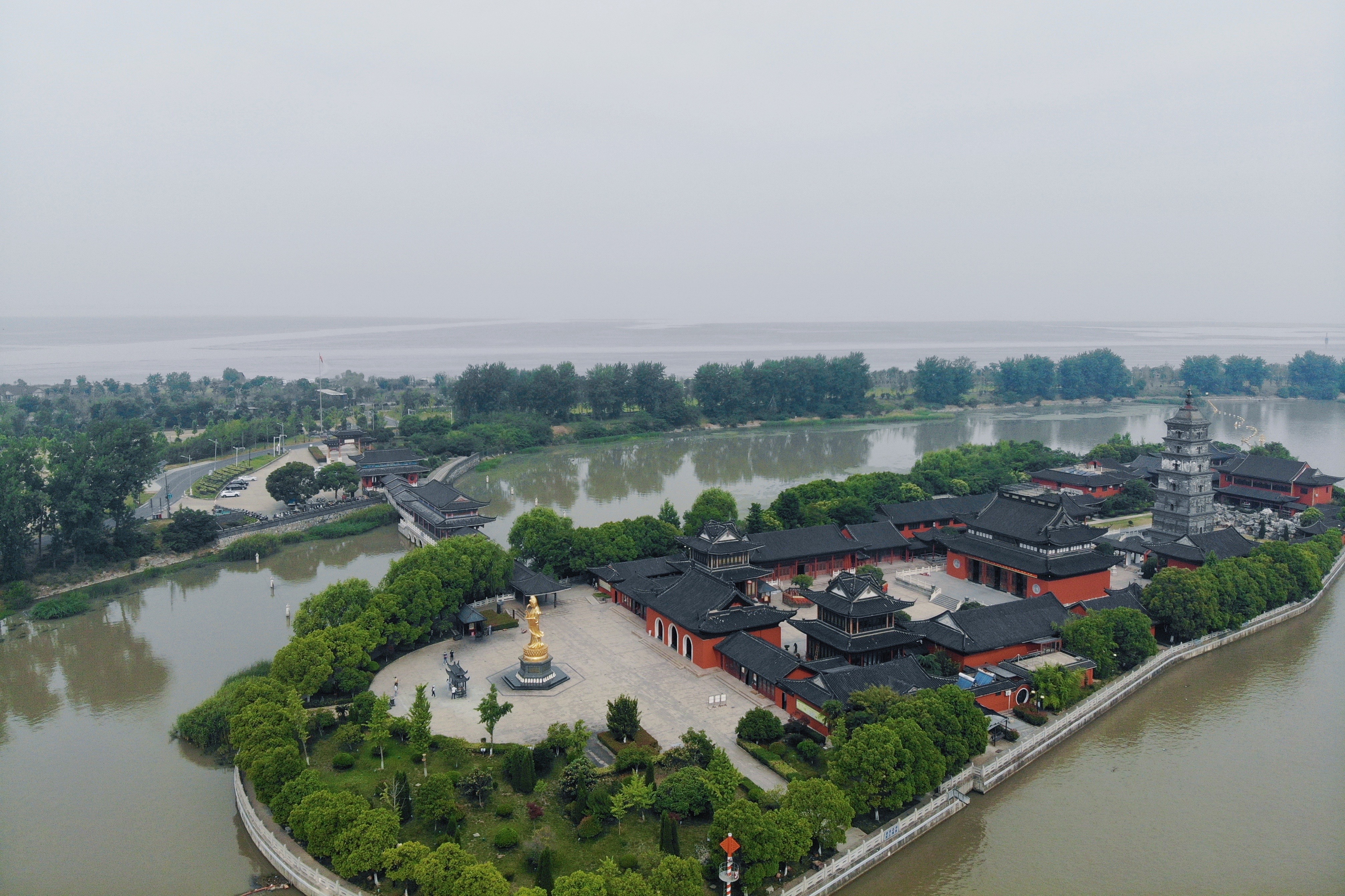 江苏高邮镇国寺，漂浮在京杭运河的千年古寺，耗重金保留的钉子户