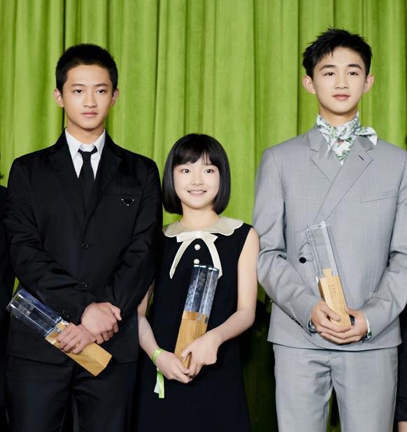 14岁荣梓杉跟张子枫站一起,身高差是看点,个头不止1米8_电影_秘密