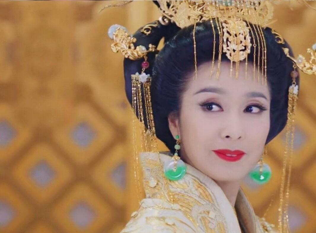 《长相守》中,65岁的米雪在当中的皇后扮相又惊艳到我了,雍容华贵大气