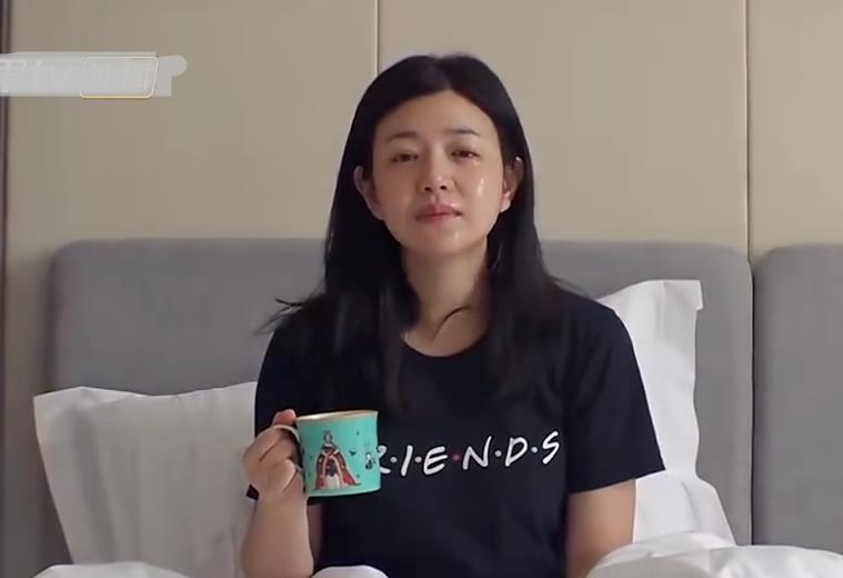 陈妍希的居家素颜照脸上肉嘟嘟很抗老一头浓密发量让人羡慕