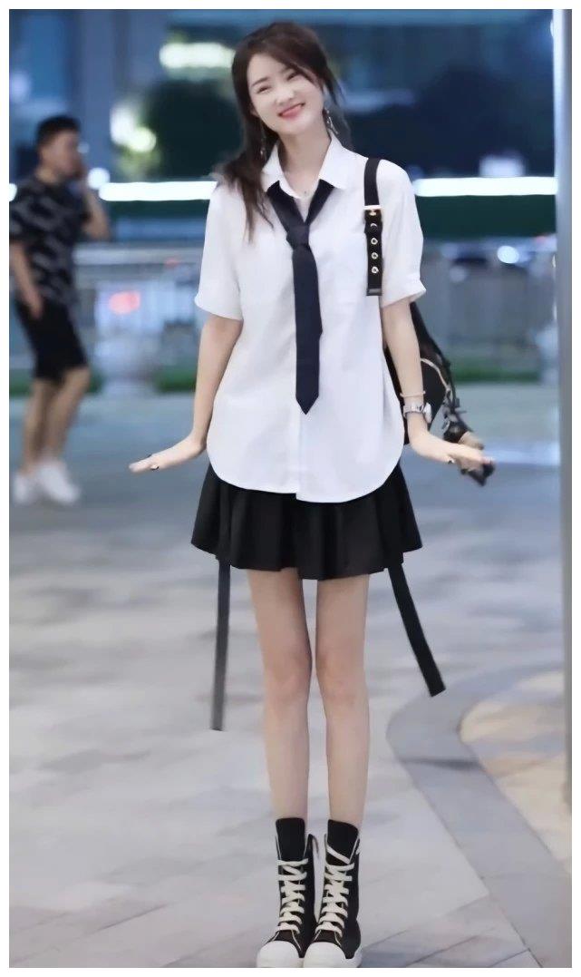 见过高帮鞋,但晨妍的"高帮拱拱鞋"第一次见,帅气还能显腿长_高跟鞋