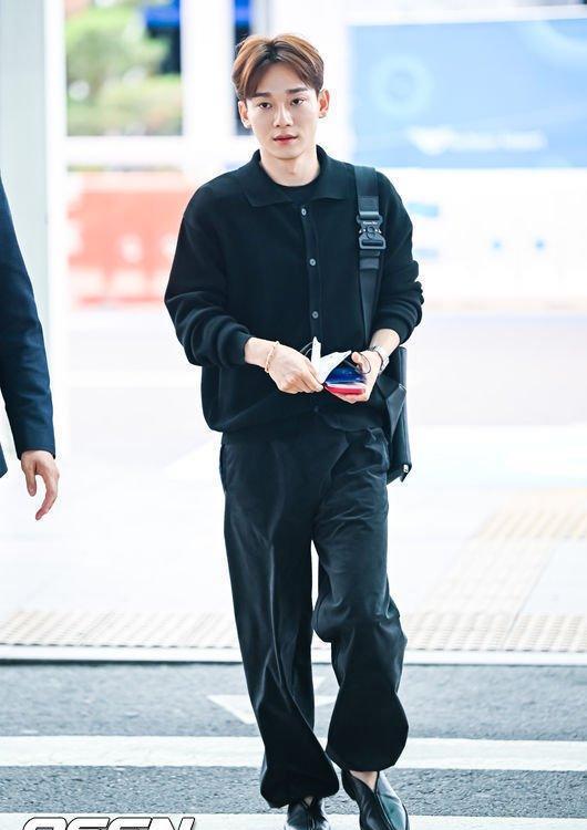 exo金钟飞抵伦敦,网友:二爸的机场秀依然时尚!_exo_歌迷_孩子