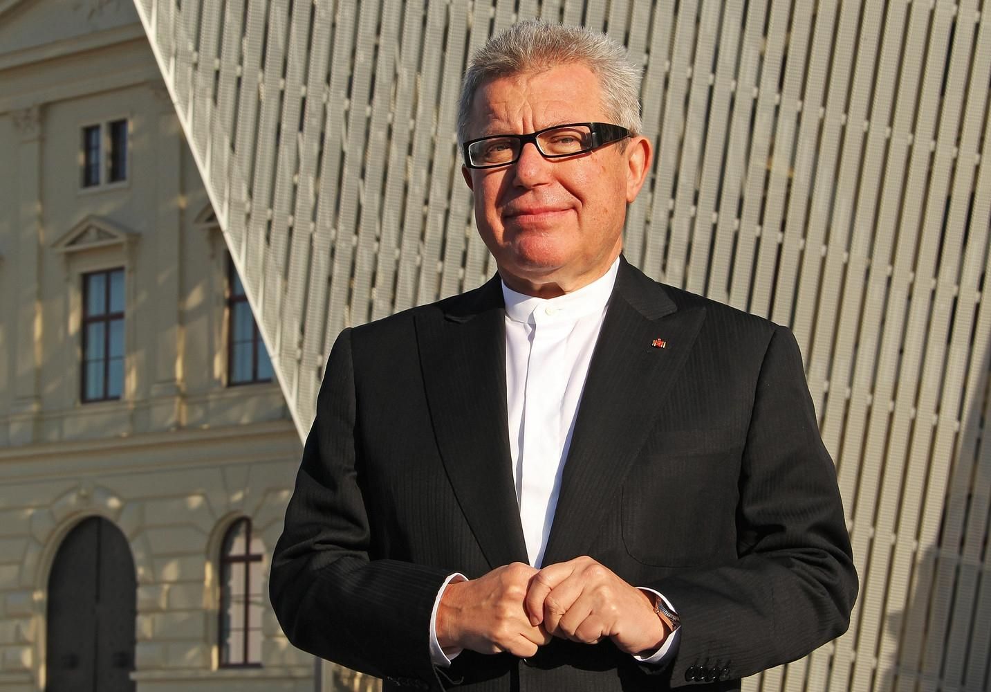 福斯特的建筑哲学着重于一体化,最大限度利用材料和节省能源,这使得他