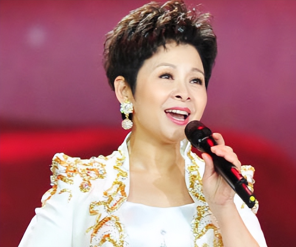 老艺术家董文华60岁生日照曝光,打扮华丽盛装出席,却被任静抢镜_穿着