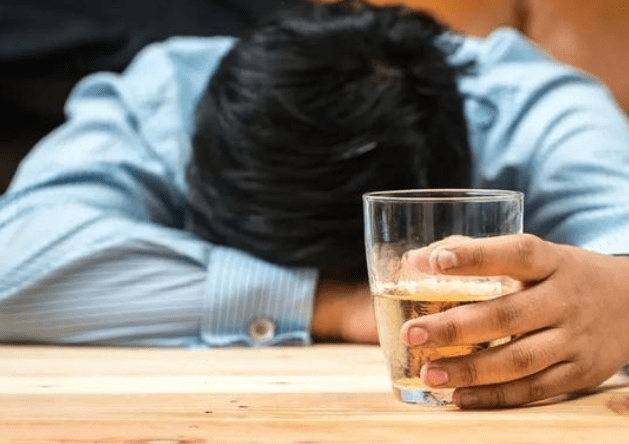 “酗酒”易被酒精肝盯上？喝酒回避这4件事，或会使肝脏少受伤害