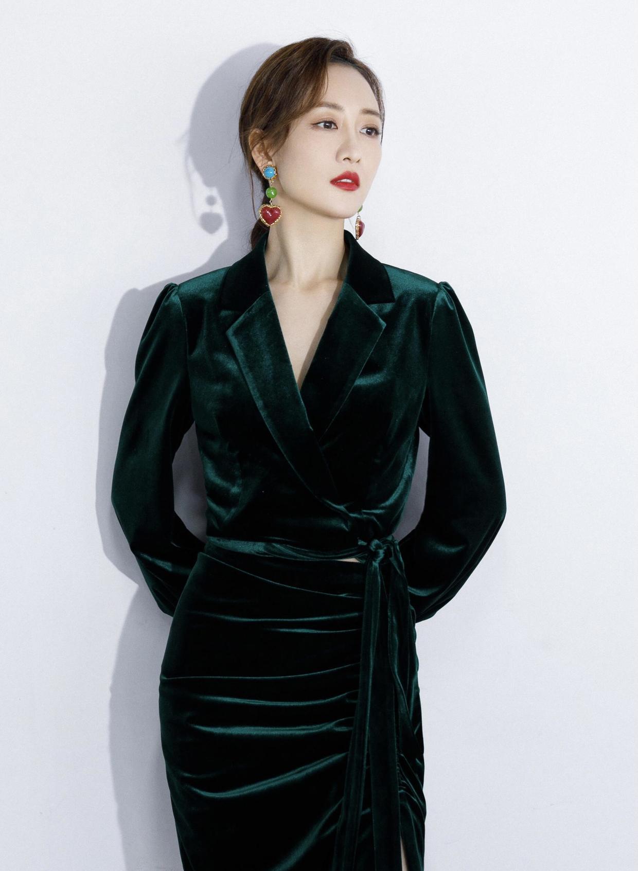 原创38岁的王鸥让人眼前一亮穿浅黄色连衣裙少女活力满满减龄洋气