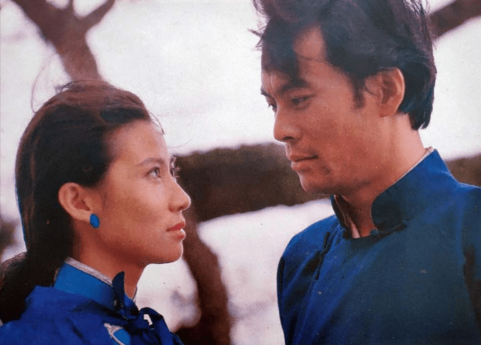 两人担任电影《蓝衫女匪》的男主,女主,也是一对情侣.