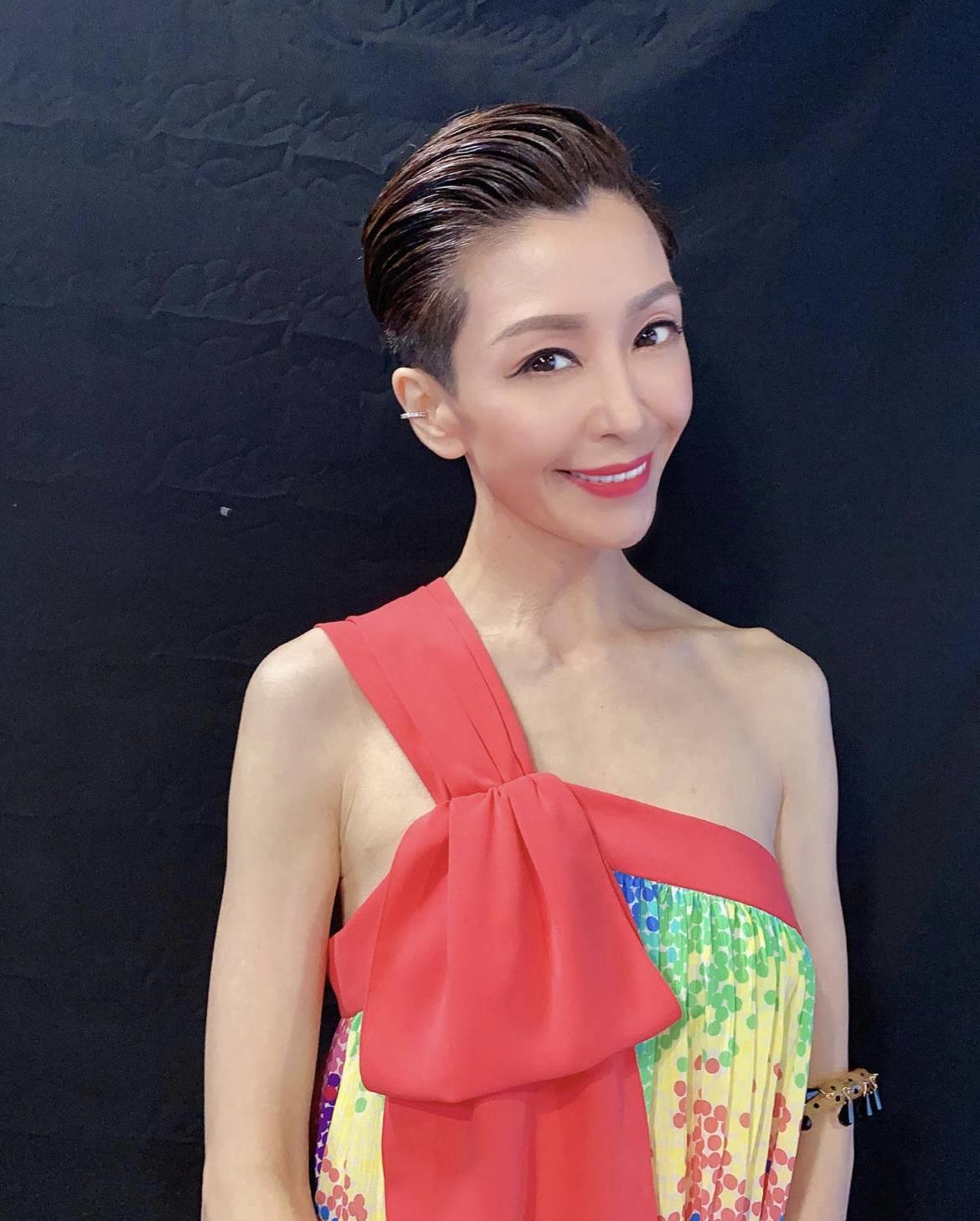 原创伍咏薇越老越敢穿真空穿西装配黑丝袜大玩下衣失踪