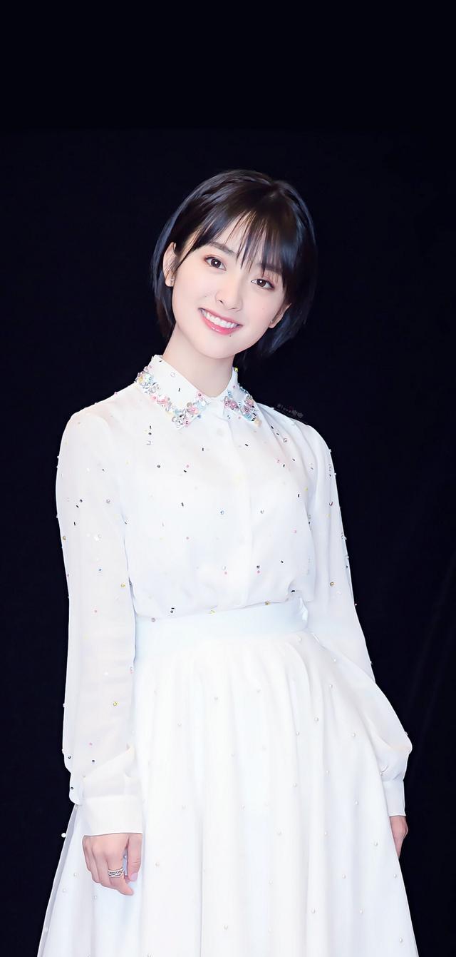 沈月笑起来真好看,头戴鸭舌帽还梳双马尾辫,温柔甜美又帅气_女生_气质