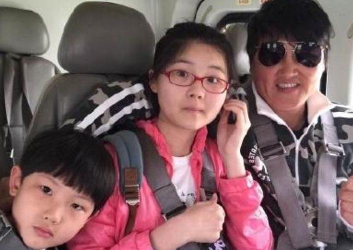 孙楠带女儿看话剧,22岁买宝瑶模样大变