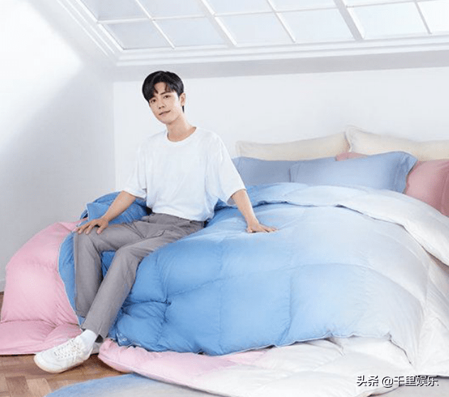 肖战不仅只穿了短袖里面还没穿时尚,不仅露出了没穿袜子的脚脚,还躺在