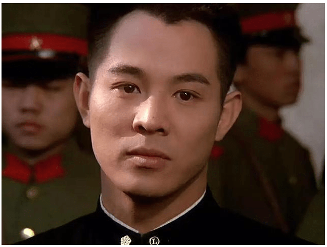 当时正值李连杰的颜值巅峰,再加上他的电影中,所有的武打戏都是真实的