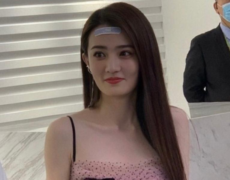 原创26岁徐璐去扫楼宣传路人随手抓拍生图显露了真人样貌