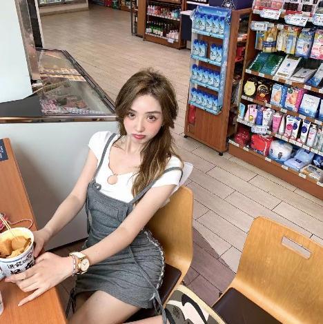 雨天坐轮椅出行称脚有洁癖,晒美照却光脚踩马路_动作_流量_男友