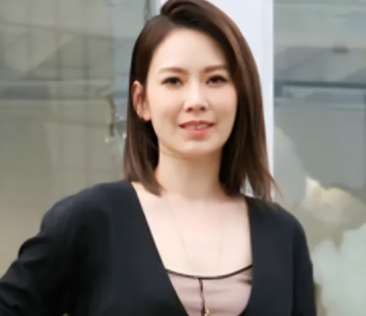 陶喆43岁前女友晒泳衣照,秀妖娆身材显大长腿,林心如感叹身材好_殷悦