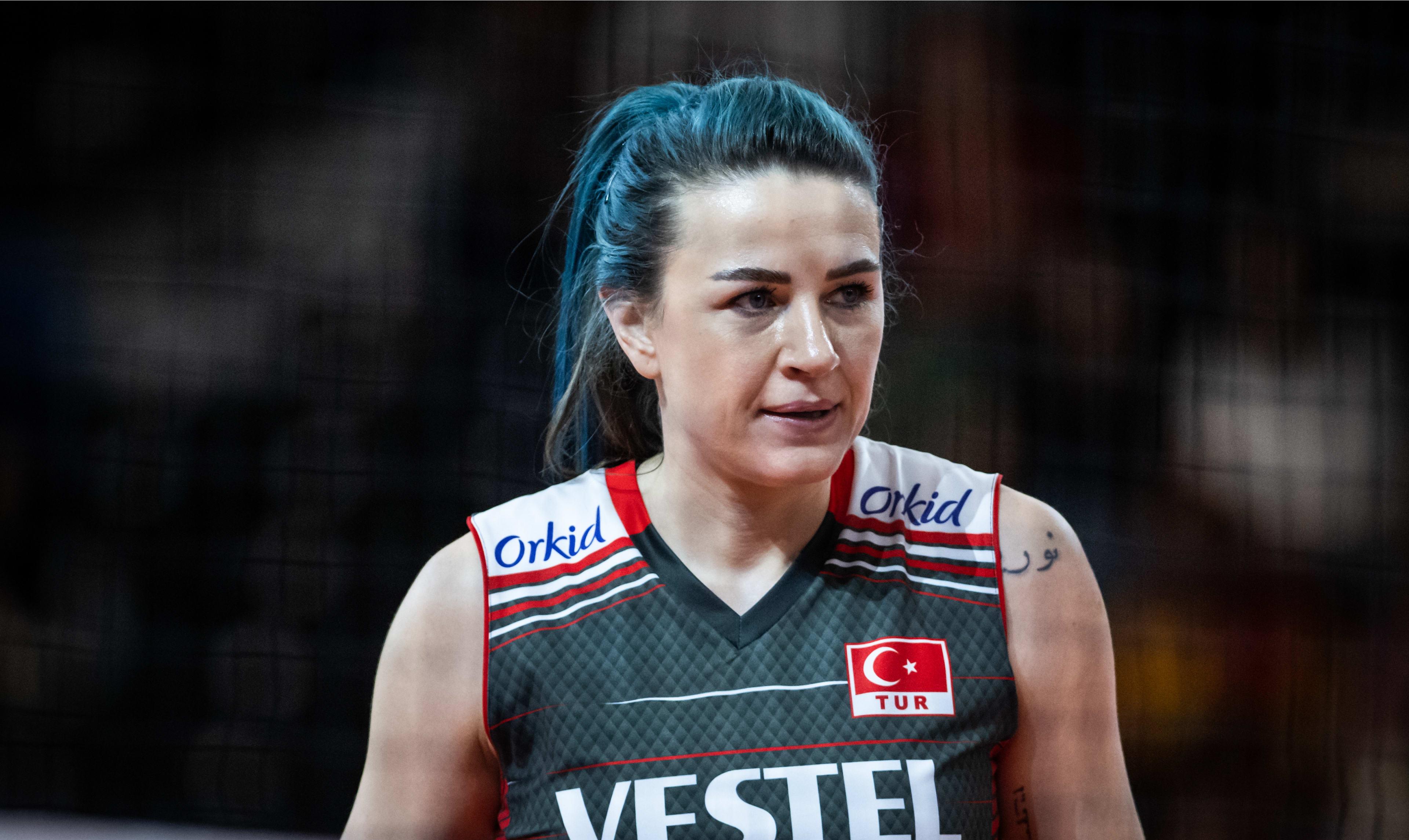 副攻居内什,艾达,二传奥兹巴伊,接应博兹,自由人阿克兹;日本女排首发