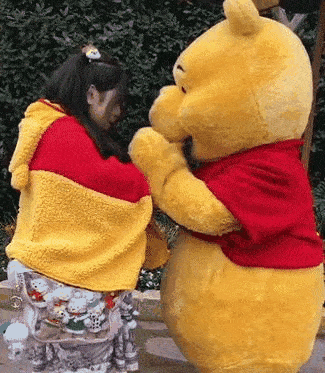 还有一个孕妈妈在迪士尼跟唐老鸭黛丝合影时,黛丝注意到她怀着宝宝