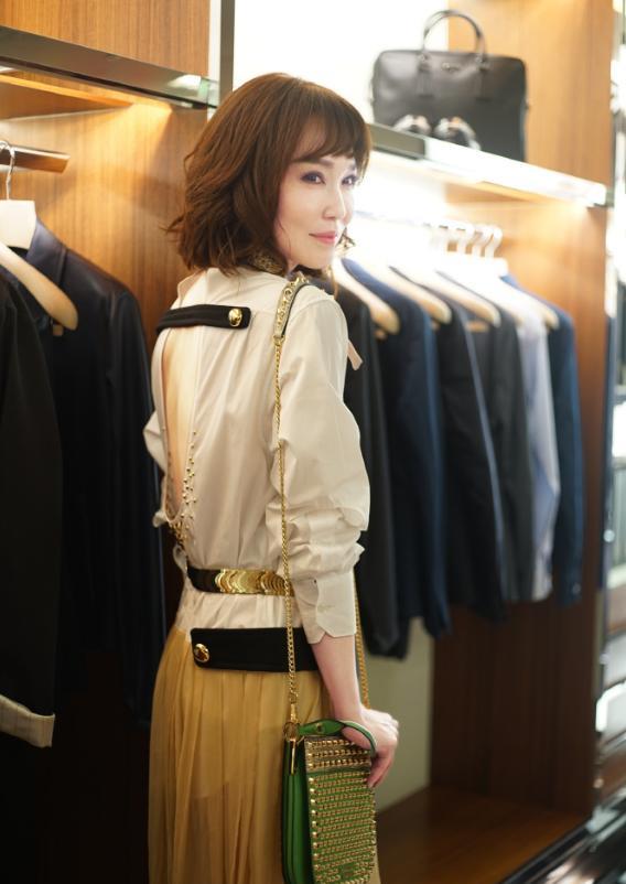 原创范文芳气质真不是吹的穿白衬衫配半身裙丝袜配凉鞋高级时髦