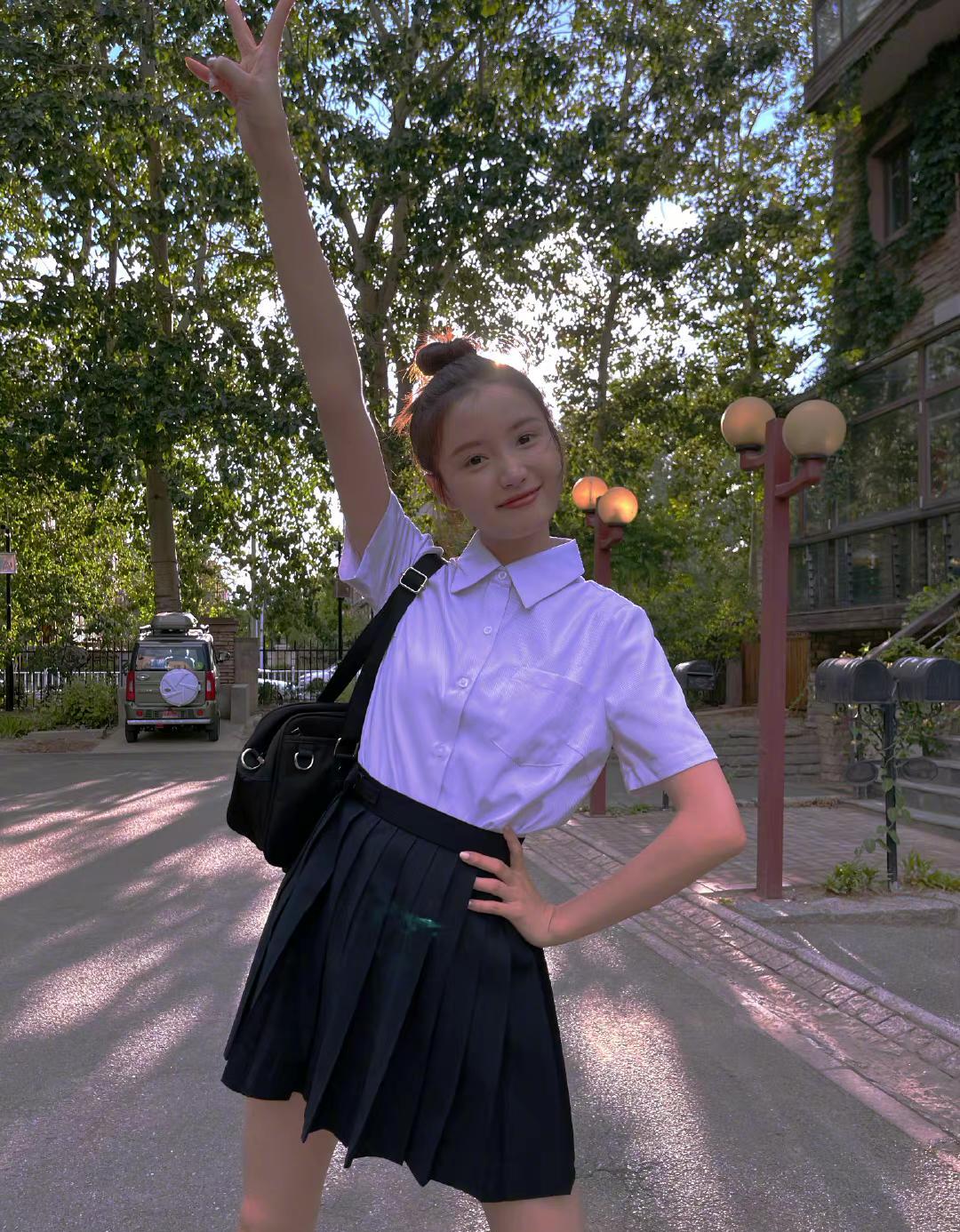 宅男女神林小宅校园风造型,白色衬衫配百褶裙,校服女孩青春活力