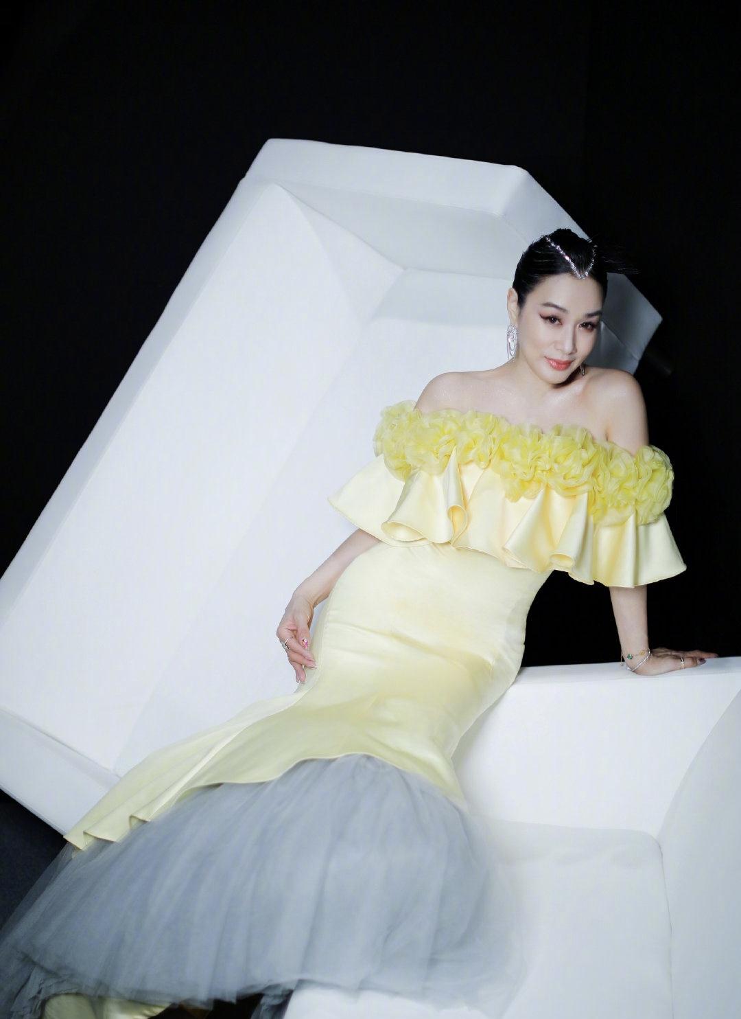 50岁钟丽缇身材火辣,穿鱼尾裙走秀气场足,状态不输年轻模特_时尚_造型